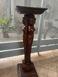 Colona in legno scolpito con figura femminile