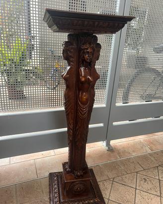 Colona in legno scolpito con figura femminile