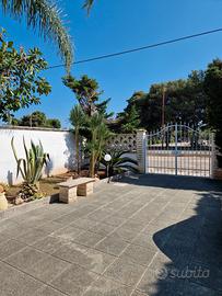 Casa vacanza a Torre Dell Orso con giardino