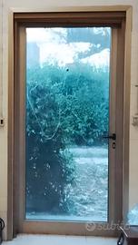 Porta a vetro con telaio in alluminio
