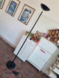 Piantana con intensità  regolabile della luce
