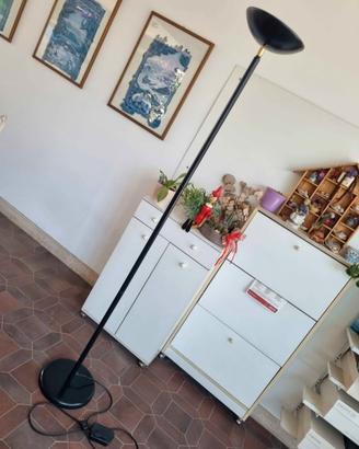Piantana con intensità  regolabile della luce