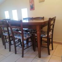 Tavolo rettangolare in legno allungabile e sedie