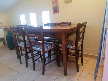 Tavolo rettangolare in legno allungabile e sedie