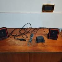 Casse stereo piccoline con alimentatore.