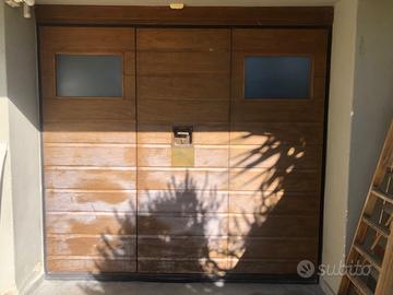 Porta basculante garage con porta pedonale