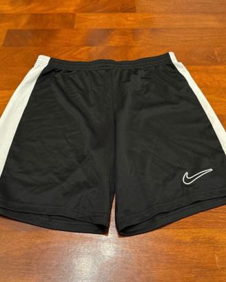 pantaloni corti