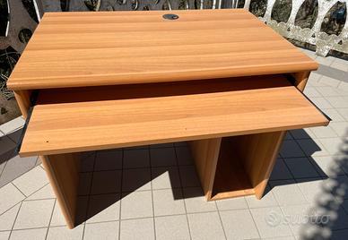 Scrivania per PC con ripiano tastiera estraibile