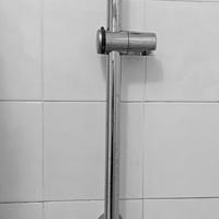 asta doccia regolabile con portasapone 