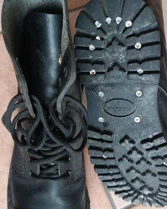 Anfibi marchio "Brandit" mai usati.