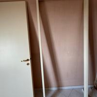 Porta con maniglia e telaio