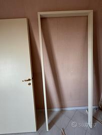 Porta con maniglia e telaio