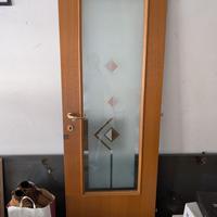 Porta con vetro decorato