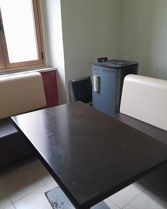 tavolo e due poltroncine