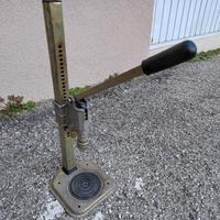 Tappatrice a colonna manuale regolabile