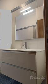 Mobile bagno sospeso con lavabo e specchio