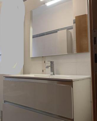 Mobile bagno sospeso con lavabo e specchio