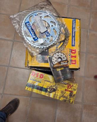 Kit catena corona+2 pignone Hornet 200 2006 NUOVO