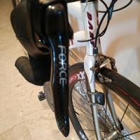 Bici tutta in carbonio pesa solo kg7.5