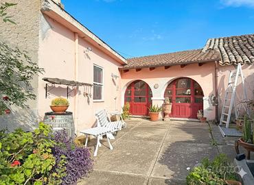Casa indipendente al piano terra con ampio cortile