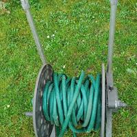 CARELLO PER GIARDINO CON TUBO DI IRRIGAZIONE
