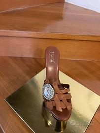 Mules in cuio con broche in cristallo