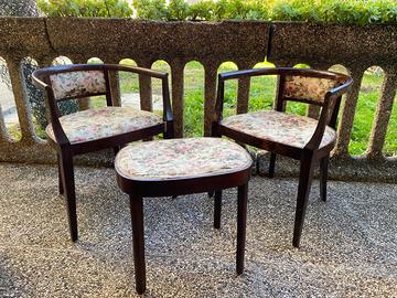 Poltroncine a pozzetto con sgabello poggiapiedi