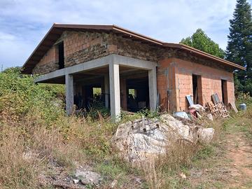 Casa da completare di 136 mq + terreno di 2800 mq