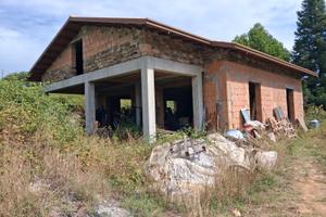 Casa da completare di 136 mq + terreno di 2800 mq