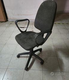 Sedia con rotelle girevole da scrivania 
