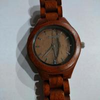 orologio marrone in vero legno