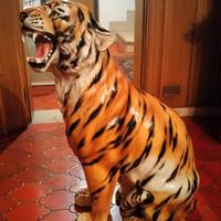 Tigre gigante seduta in ceramica colorata