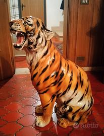 Tigre gigante seduta in ceramica colorata