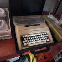 Macchina da scrivere olivetti