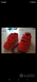 scarpe bimbo sportive  rosse. 