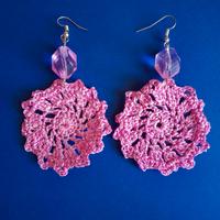 orecchini realizzati a uncinetto con perline 