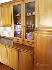 Grande cucina con ante in legno stufa economica