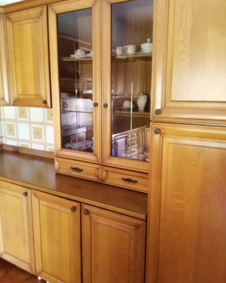 Grande cucina con ante in legno stufa economica