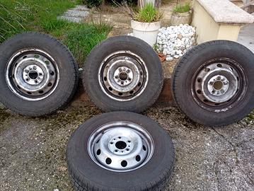 Firestone Vanhawk Multiseason 215/70 R15 C
