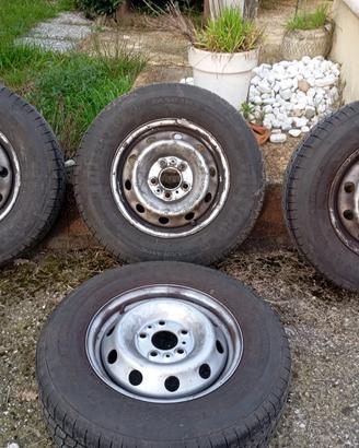 Firestone Vanhawk Multiseason 215/70 R15 C