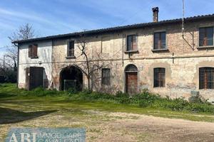 Rustico / Casale di 320 m² con più di 5 locali e b