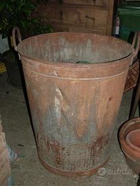 Antico calderone per fare formaggio