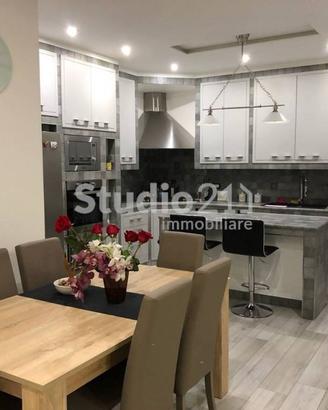 Appartamento di 130 m² con 4 locali e box auto a R