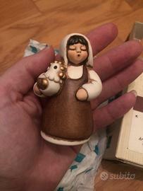 Donna con gallo Thun