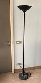 Lampada nera da terra