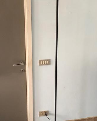 Lampada nera da terra