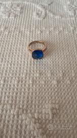 Anello color oro con pietra blu