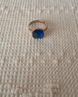 Anello color oro con pietra blu