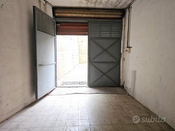 Via Palermo bassa, grande magazzino carrabile