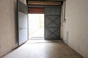 Via Palermo bassa, grande magazzino carrabile